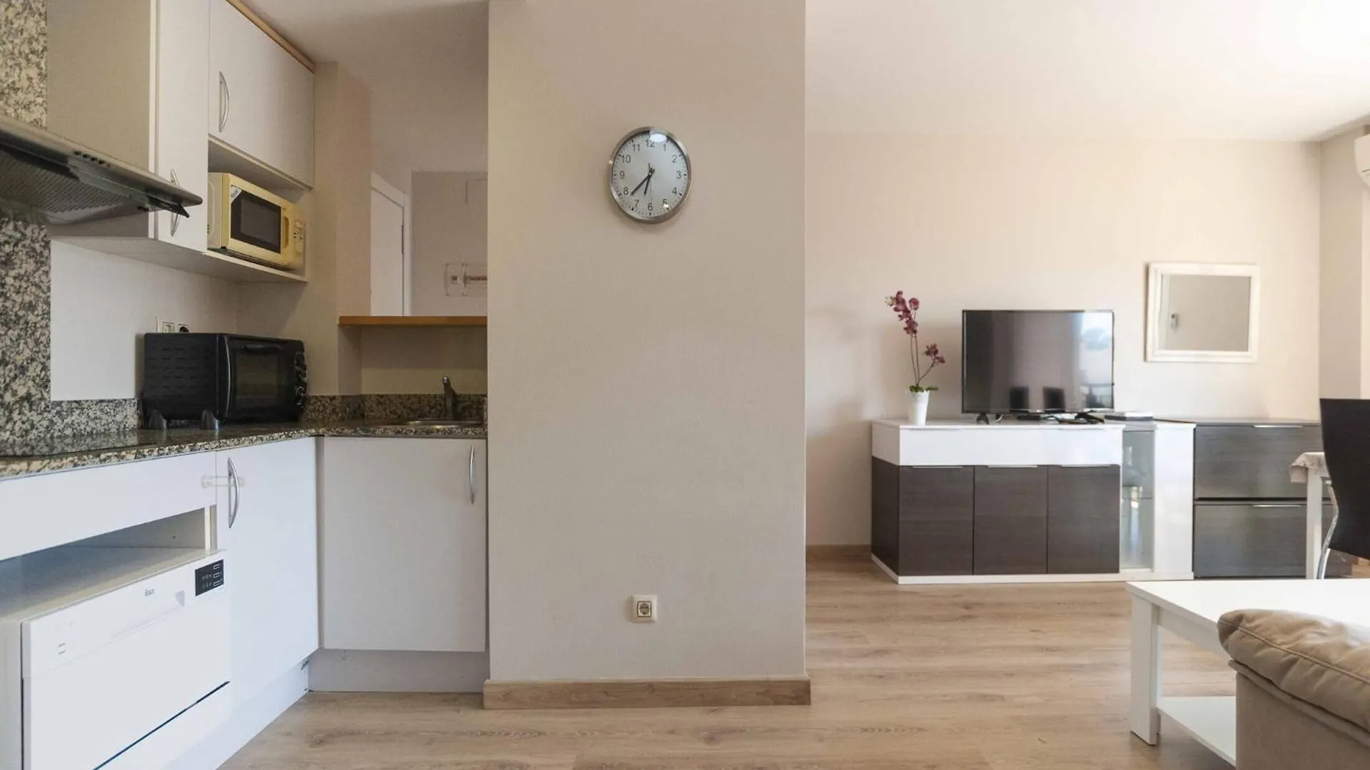 Beautiful 1 Bedroom Apartment In Roses Ampuriabrava